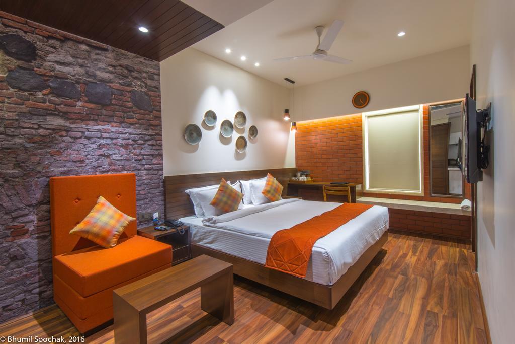 The Elements Hotel Rajkot Buitenkant foto