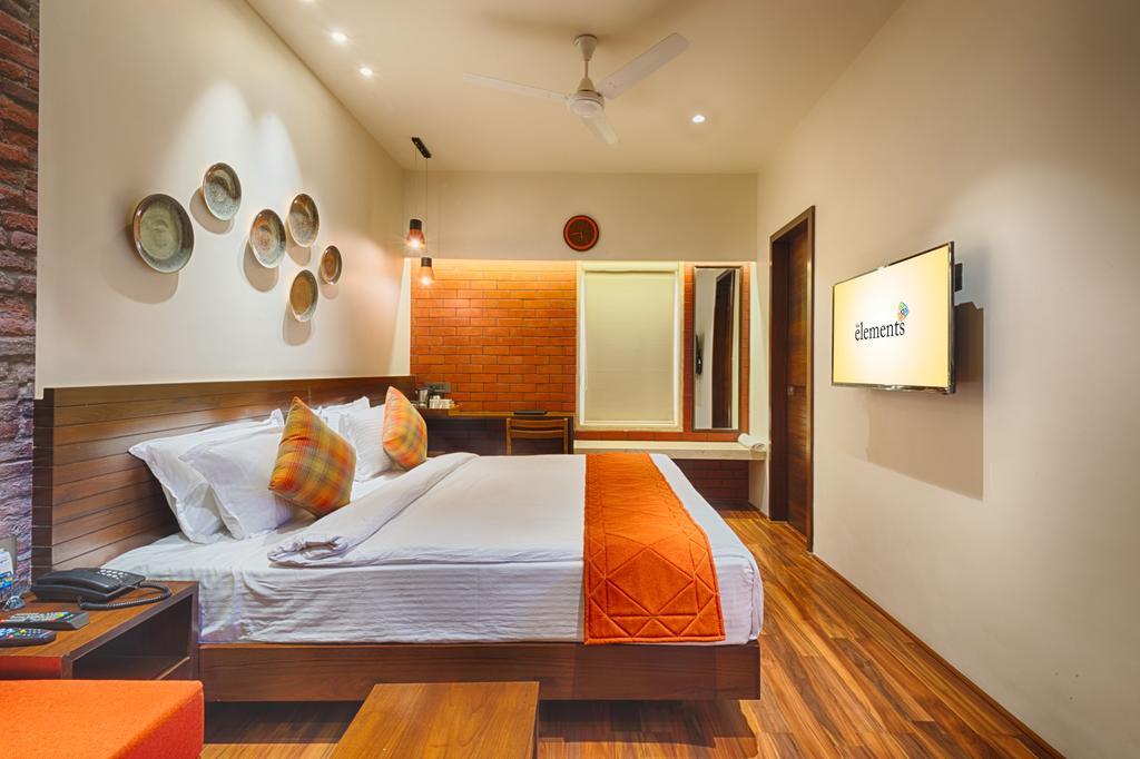 The Elements Hotel Rajkot Buitenkant foto